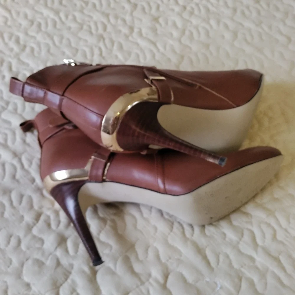 Marc Fisher brown ankle boots. - Picture 5 of 5